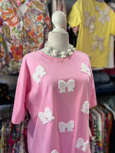 Cargar imagen en el visor de la galería, Playera oversized rosa moños blancos
