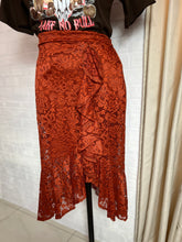 Cargar imagen en el visor de la galería, Falda encaje credrón
