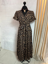 Cargar imagen en el visor de la galería, Maxi vestido leopardo camisero

