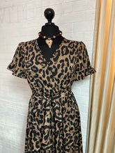 Cargar imagen en el visor de la galería, Maxi vestido leopardo camisero
