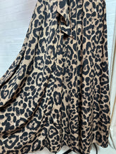 Cargar imagen en el visor de la galería, Maxi vestido leopardo camisero
