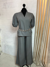 Cargar imagen en el visor de la galería, Set blusa &amp; pantalón gris
