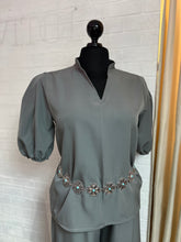 Cargar imagen en el visor de la galería, Set blusa &amp; pantalón gris
