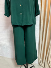 Cargar imagen en el visor de la galería, Set camisa &amp; pantalón verde botella
