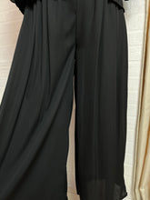 Cargar imagen en el visor de la galería, Set blusa olanes &amp; pantalón
