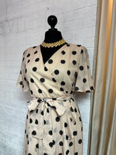 Cargar imagen en el visor de la galería, Vestido beige lunares negros
