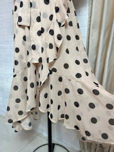 Cargar imagen en el visor de la galería, Vestido beige lunares negros

