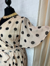 Cargar imagen en el visor de la galería, Vestido beige lunares negros
