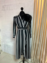 Cargar imagen en el visor de la galería, Maxi vestido rayas negro &amp; blanco
