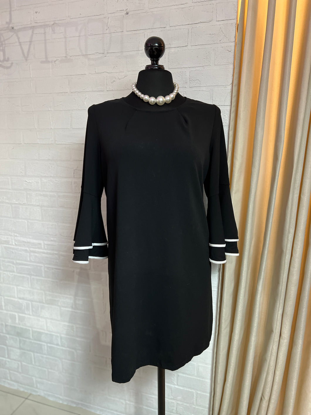 Vestido negro manga campana