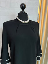 Cargar imagen en el visor de la galería, Vestido negro manga campana
