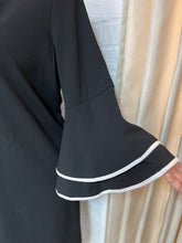 Cargar imagen en el visor de la galería, Vestido negro manga campana
