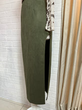 Cargar imagen en el visor de la galería, Falda gamuza verde con abertura
