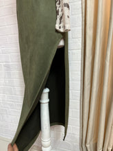 Cargar imagen en el visor de la galería, Falda gamuza verde con abertura
