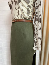 Cargar imagen en el visor de la galería, Falda gamuza verde con abertura
