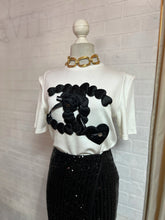 Cargar imagen en el visor de la galería, Playera blanca con aplicación
