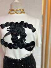 Cargar imagen en el visor de la galería, Playera blanca con aplicación
