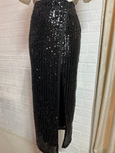 Cargar imagen en el visor de la galería, Falda lentejuela negra envolvente
