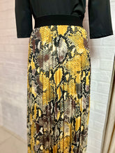 Cargar imagen en el visor de la galería, Falda plisada vibora
