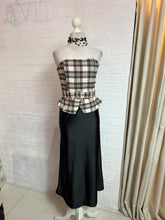 Cargar imagen en el visor de la galería, Falda negra satén
