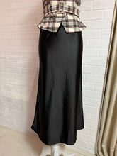 Cargar imagen en el visor de la galería, Falda negra satén
