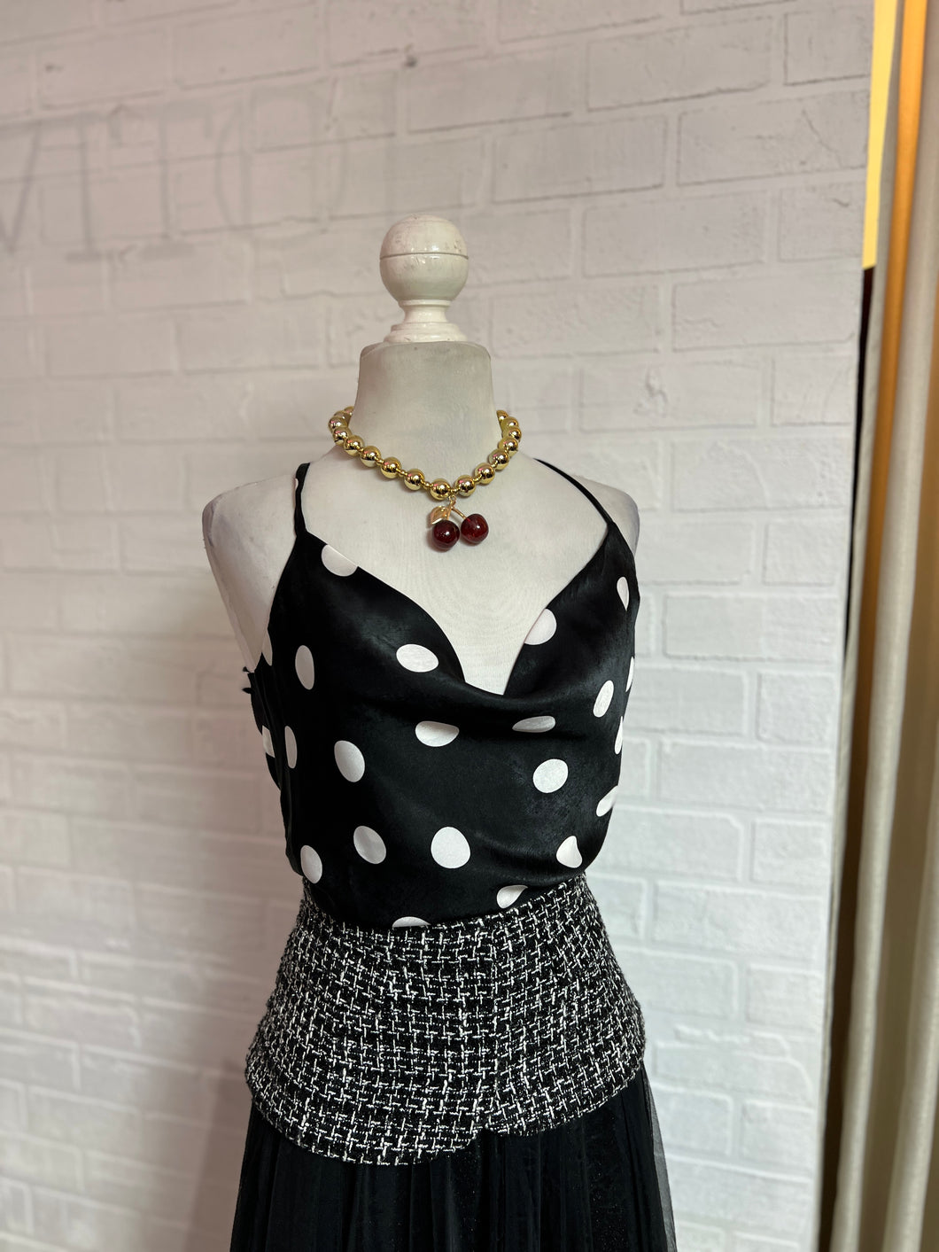 Blusa satén negra lunares blancos