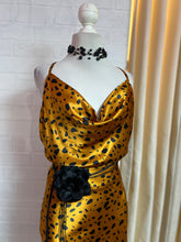 Cargar imagen en el visor de la galería, Set top &amp; falda saten estmpado
