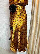 Cargar imagen en el visor de la galería, Set top &amp; falda saten estmpado
