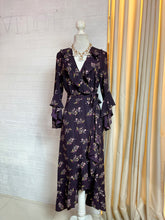 Cargar imagen en el visor de la galería, Vestido envolvente morado floral
