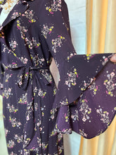 Cargar imagen en el visor de la galería, Vestido envolvente morado floral
