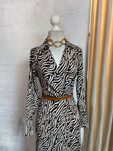 Cargar imagen en el visor de la galería, Vestido zebra café con negro
