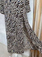 Cargar imagen en el visor de la galería, Vestido zebra café con negro
