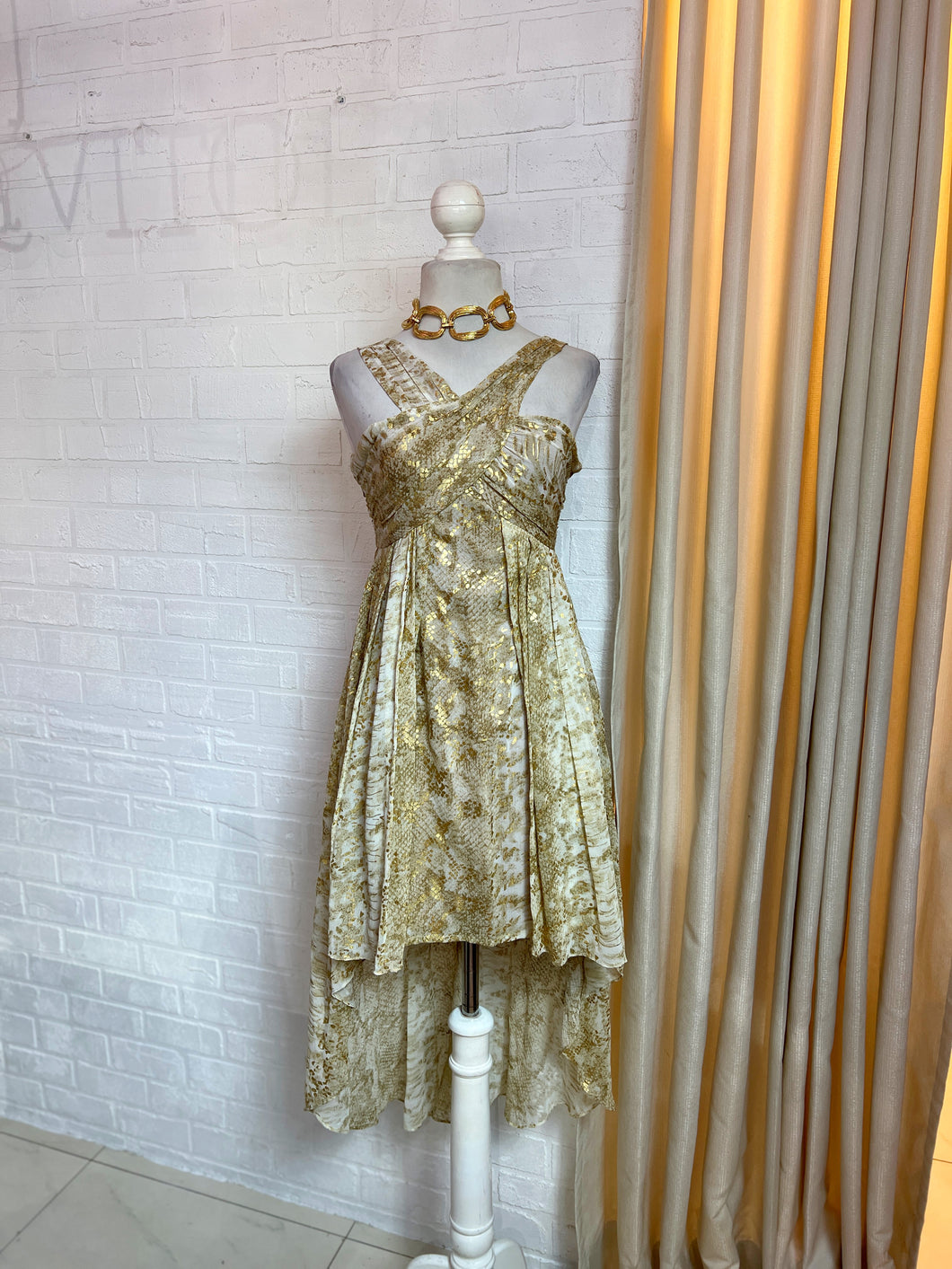 Vestido escote dorado