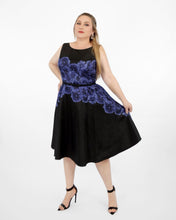 Cargar imagen en el visor de la galería, Vestido negro estampado floral

