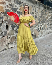 Cargar imagen en el visor de la galería, Vestido verde hombros descubiertos
