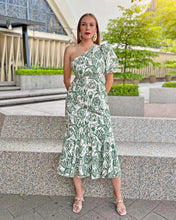 Cargar imagen en el visor de la galería, Vestido un hombro floral verde
