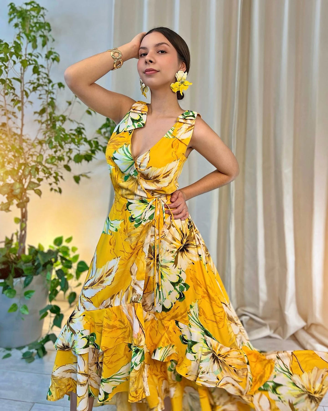 Maxi vestido amarillo envolvente