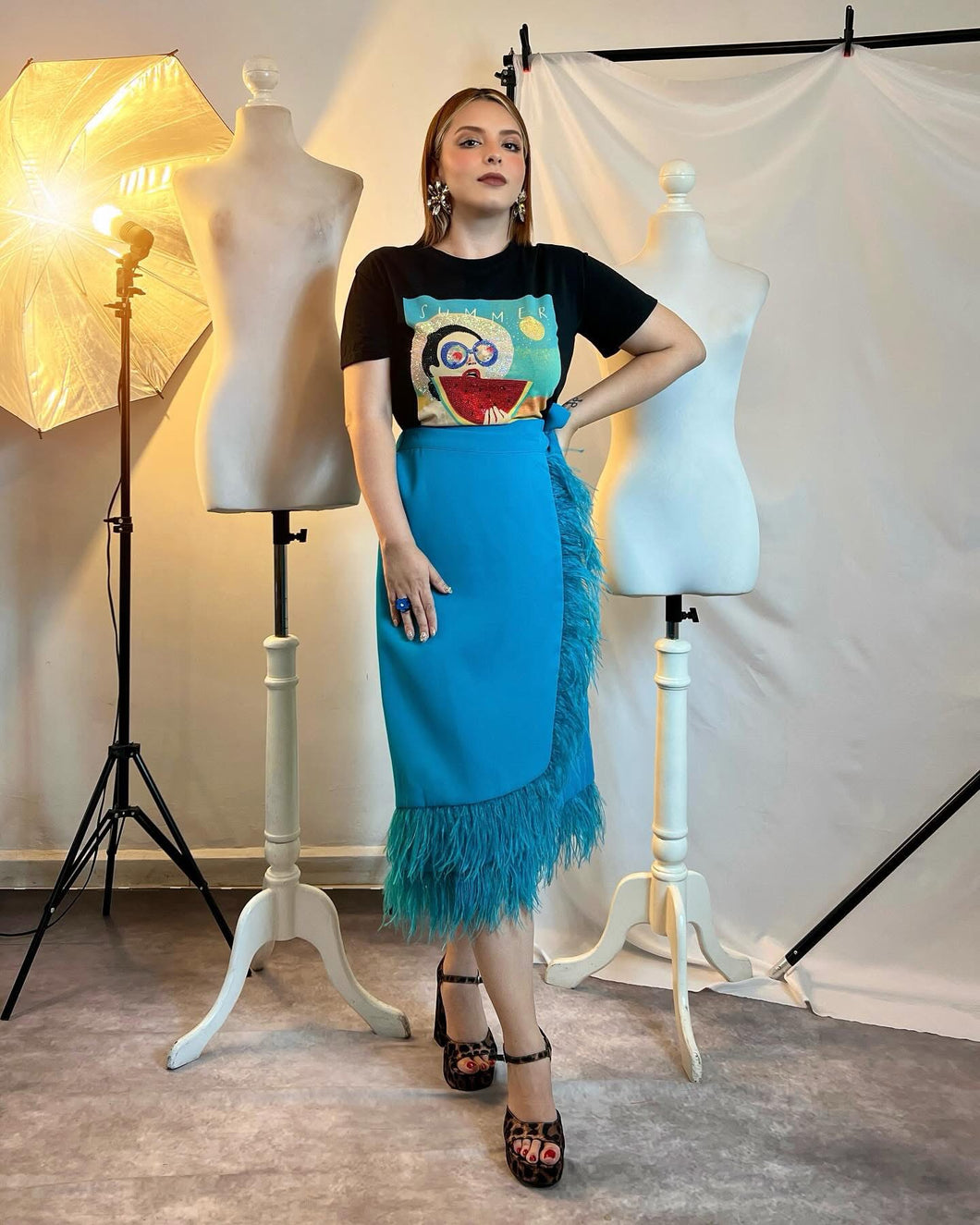 Falda cruzada azul con plumas