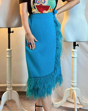 Cargar imagen en el visor de la galería, Falda cruzada azul con plumas
