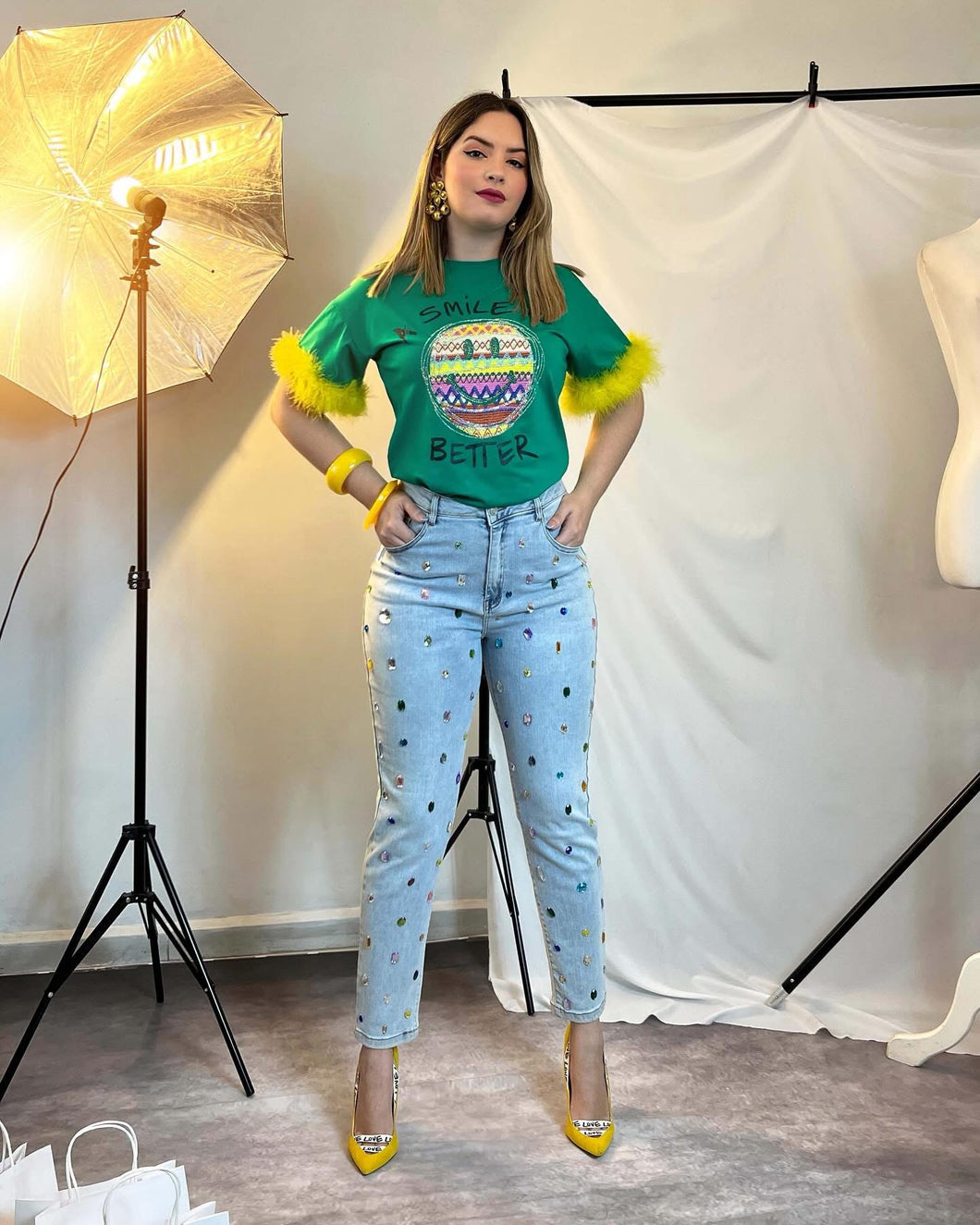 Playera verde con plumas