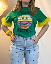 Cargar imagen en el visor de la galería, Playera verde con plumas
