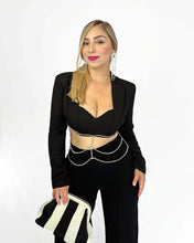 Cargar imagen en el visor de la galería, Blazer crop negro con cristales
