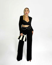Cargar imagen en el visor de la galería, Blazer crop negro con cristales
