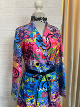 Cargar imagen en el visor de la galería, Gabardina estampado urbano
