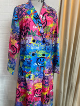 Cargar imagen en el visor de la galería, Gabardina estampado urbano
