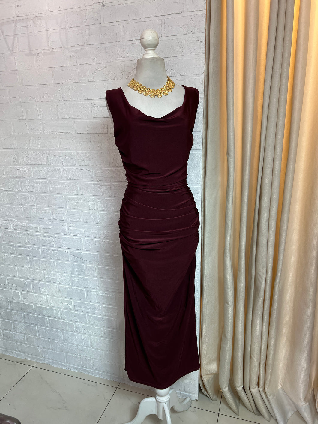 Vestido midi tinto escote en espalda