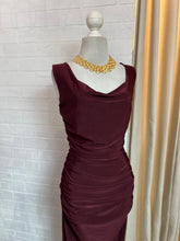 Cargar imagen en el visor de la galería, Vestido midi tinto escote en espalda
