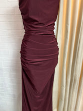 Cargar imagen en el visor de la galería, Vestido midi tinto escote en espalda
