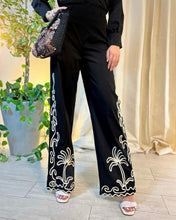 Cargar imagen en el visor de la galería, Set camisa &amp; pantalón negro bordado
