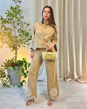 Cargar imagen en el visor de la galería, Set camisa &amp; pantalón beige bordado
